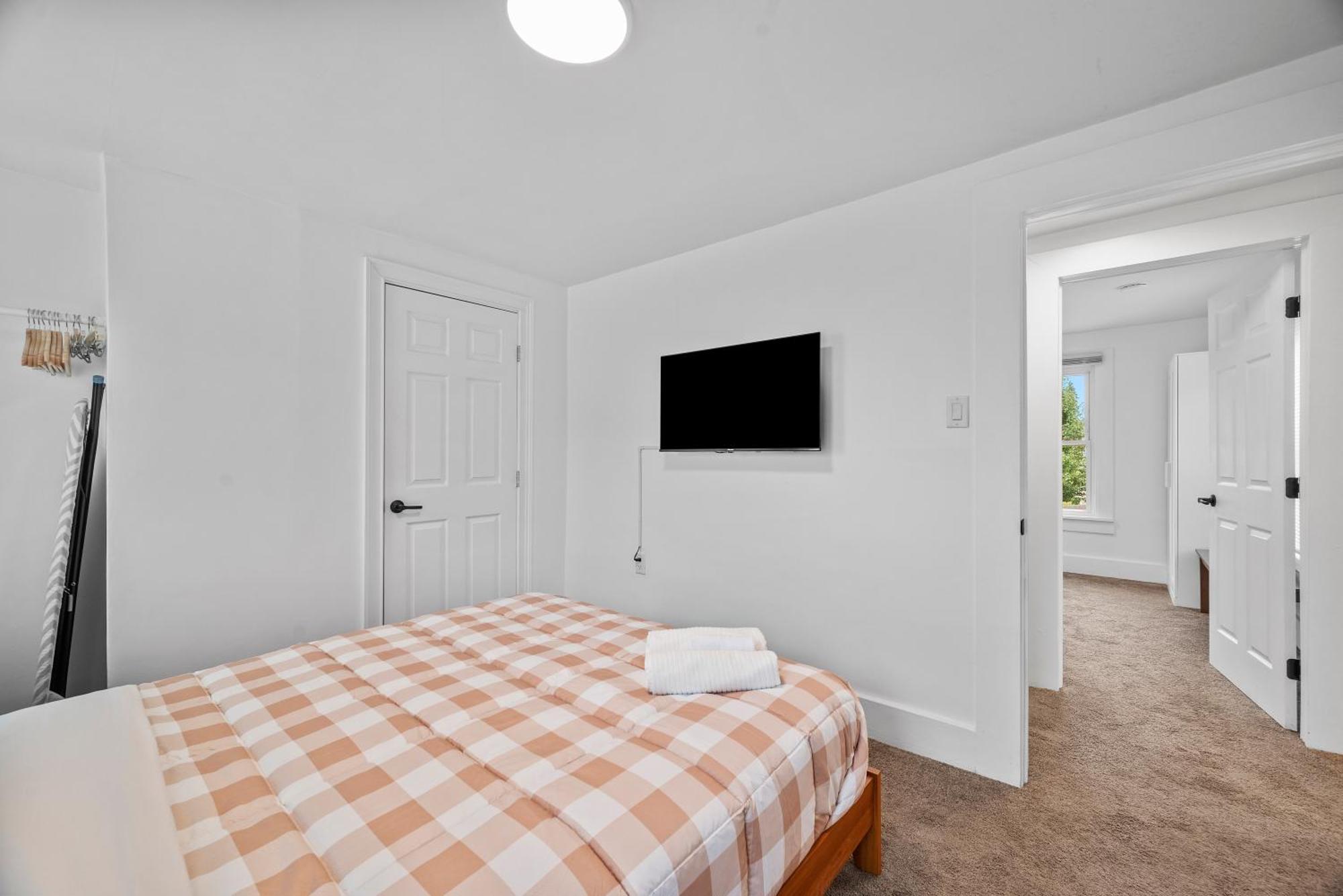 Slick&spacious 2 Bdr Natrona Hts
