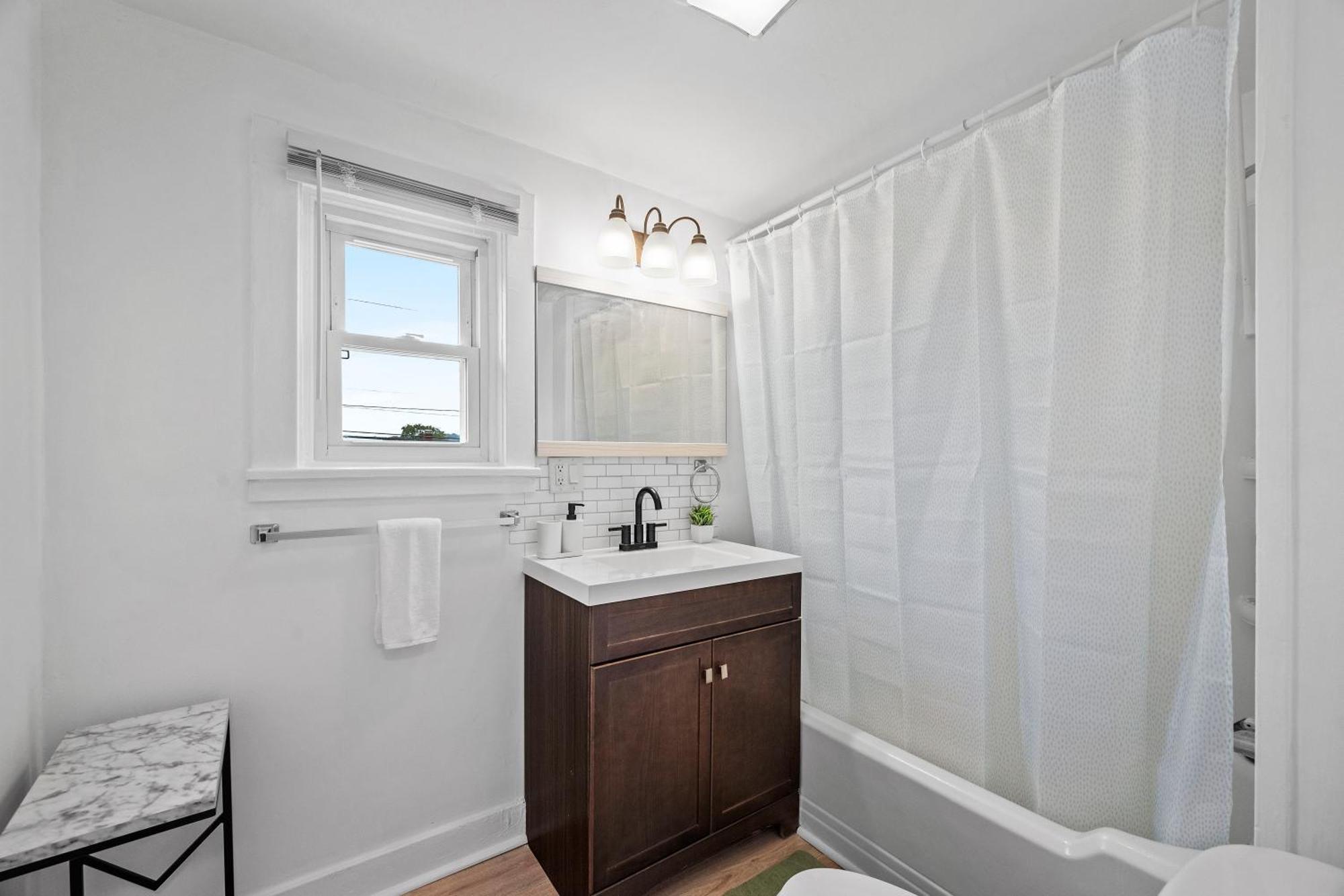 Slick&spacious 2 Bdr Natrona Hts * Natrona Heights